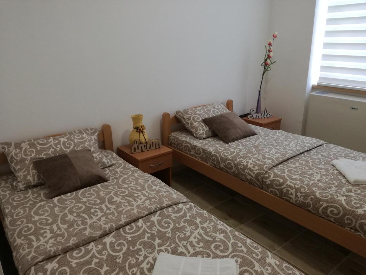 Apartmani Maja Zrenjanin Buitenkant foto